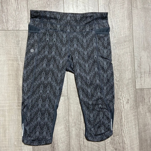 Athleta Medium Techno Be Free Knicker Cropped Leggings Black Gray‎ Print